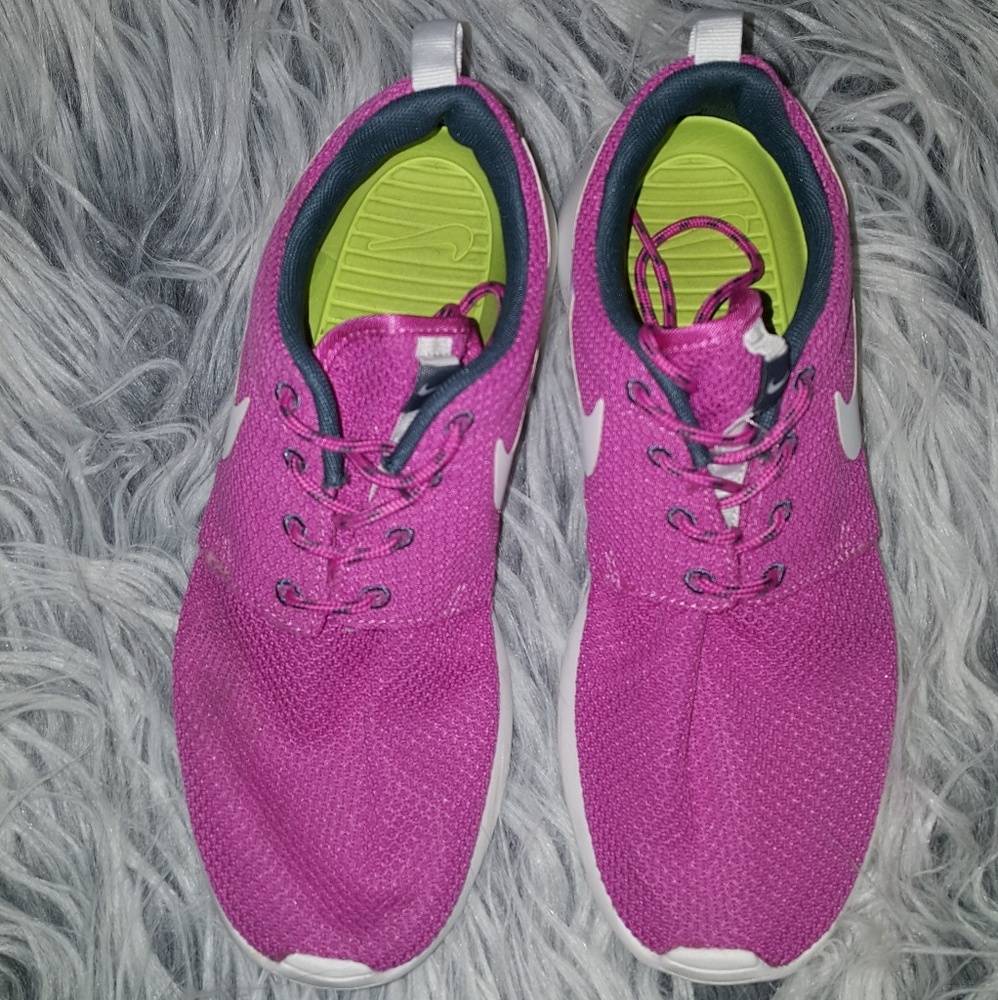 *SOLD* Nike's Roshe